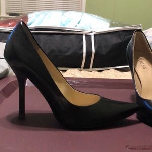 Guess pumps